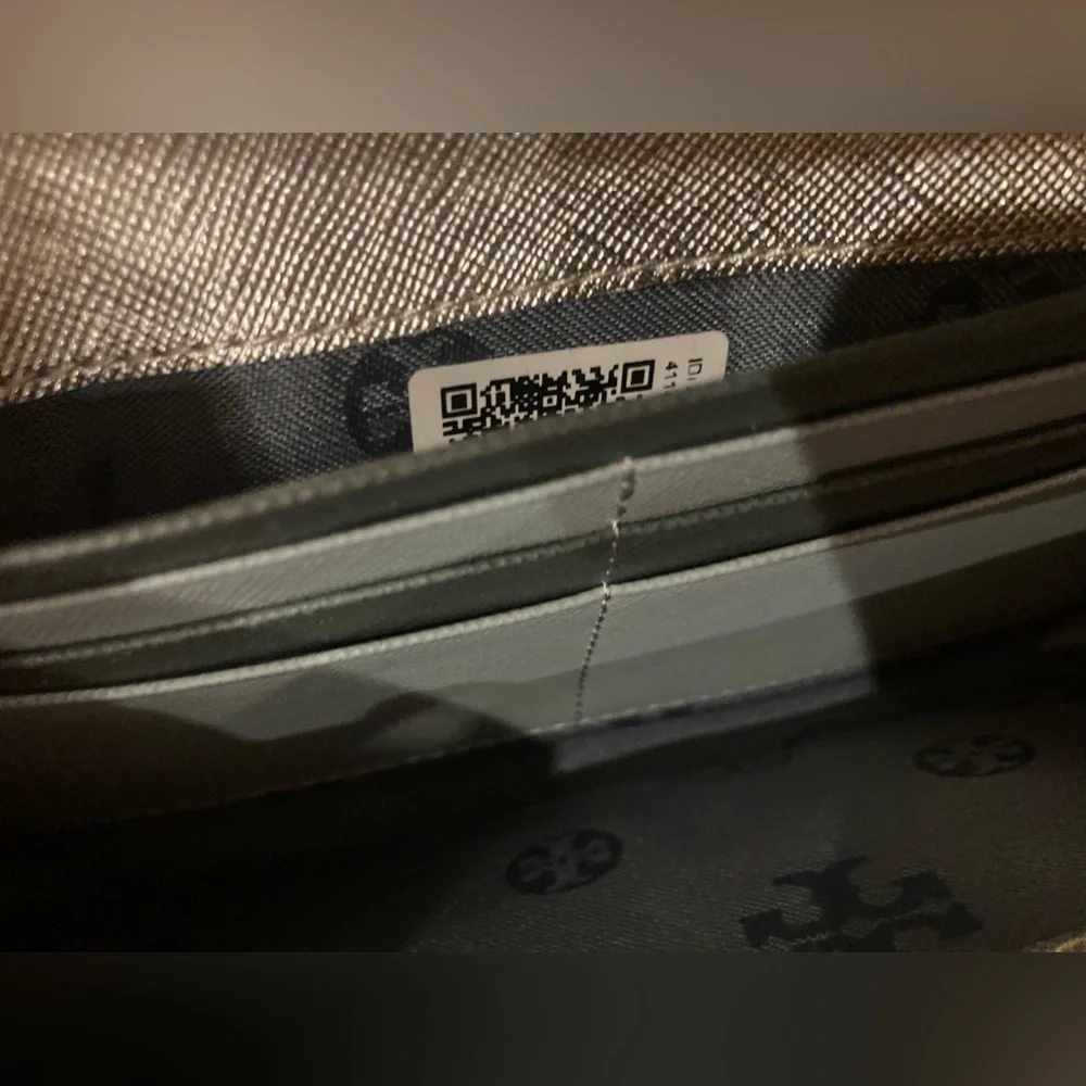 Tory Burch metallic color block envelope Wallet Silver‎ & Blue New - Picture 6 of 7